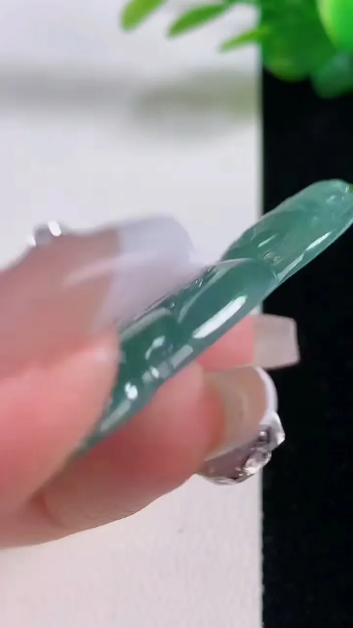 天然A货翡翠观音菩萨吊坠，尺寸54.8-37.4-4.4，重量:17.05g
12月6日