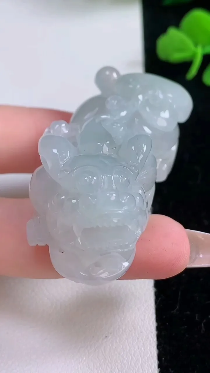 天然A货翡翠貔貅吊坠，尺寸52-22.8-19
12月6日