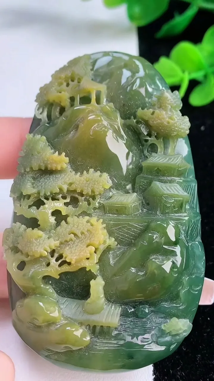 天然A货翡翠蓝水双彩山水牌吊坠，尺寸75-45-14，重:91.29g
12月6日