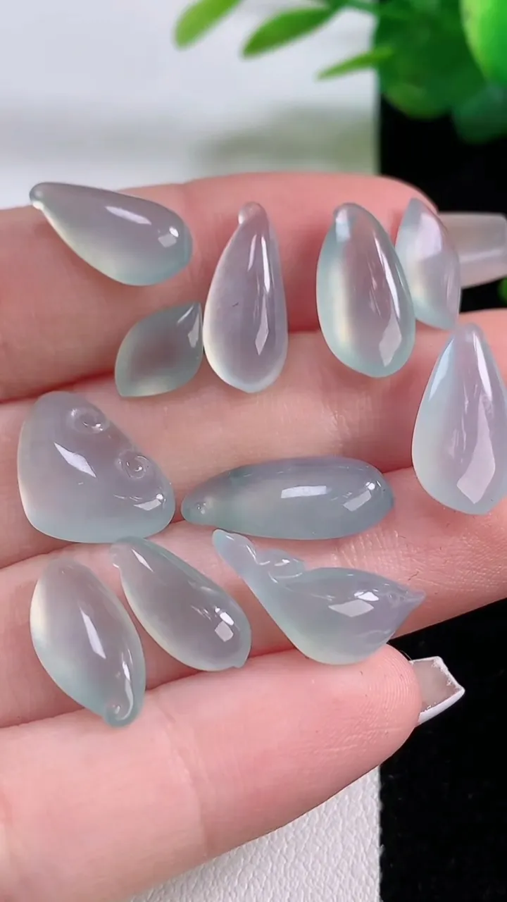 天然A货翡翠冰种飘花福瓜镶嵌件一手，尺寸16-7-4，重量:9.16g
12月6日