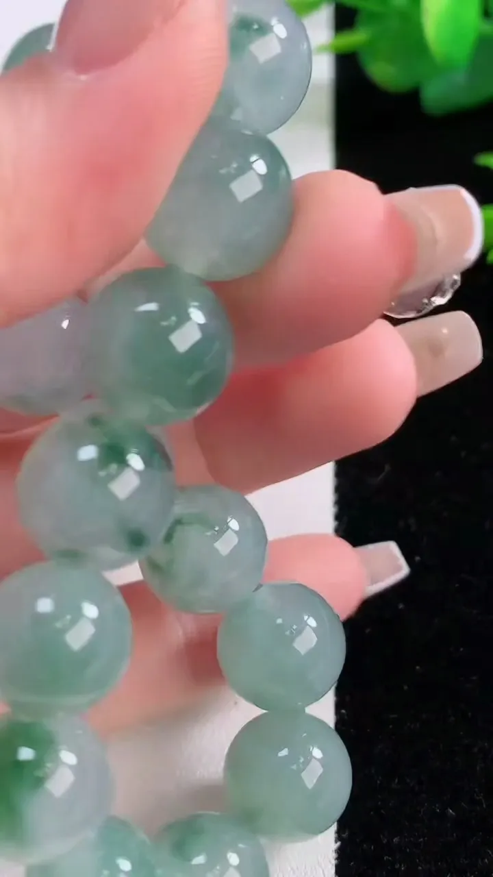 天然A货翡翠种飘花圆珠手串，尺寸12.5-16颗，重量:54.17g12月6日
工厂直销收藏佳品,种好水足，色泽均匀，有种有色，上手高大气！