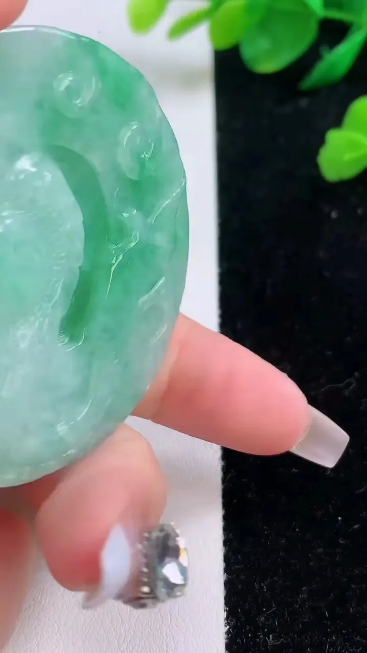 天然A货翡翠龙牌吊坠，尺寸52.7-13.8，重:74.28g
12月6日