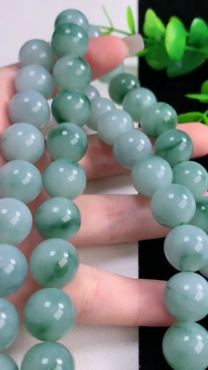 天然A货翡翠飘花圆珠项链，尺寸13-48颗，重量:115.89g12月6日
工厂直销收藏佳品,种好水足，色泽均匀，有种有色，上手高大气！