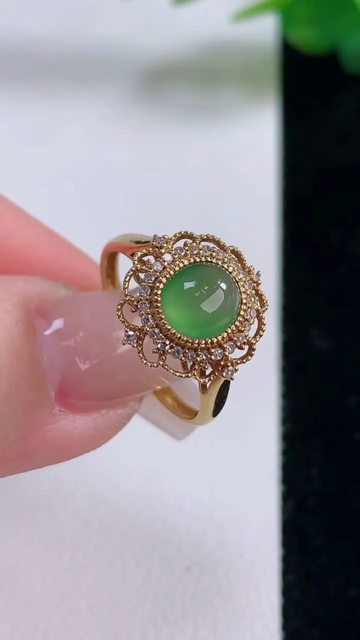 天然A货翡翠蛋面戒指，尺寸17.2-6.6-5.6-6.5，重量:2.46g2025年12月6日
工厂直销收藏佳品,种好水足，色泽均匀，有种有色，上手高大气！