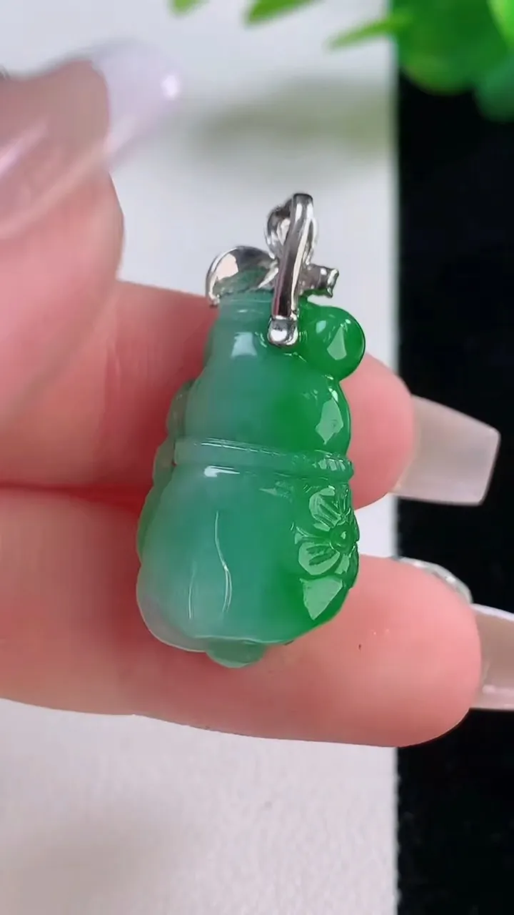 天然A货翡翠葫芦吊坠，尺寸24.8-14.6-6，重量:4.64g
12月6日