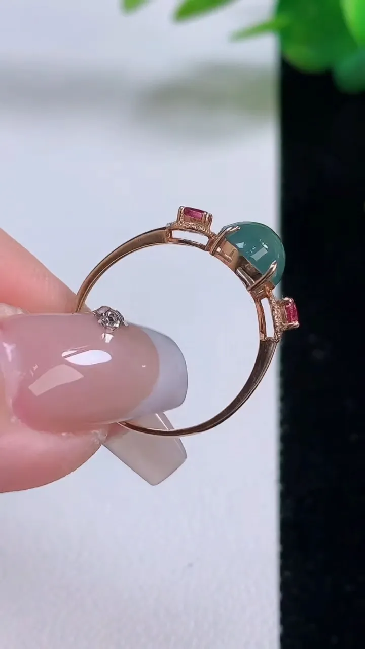 天然A货翡翠种飘花蛋面戒指，尺寸17.7-9.2-6.5-4.8，重量:1.34g2025年12月6日
工厂直销收藏佳品,种好水足，色泽均匀，有种有色，上手高大气！