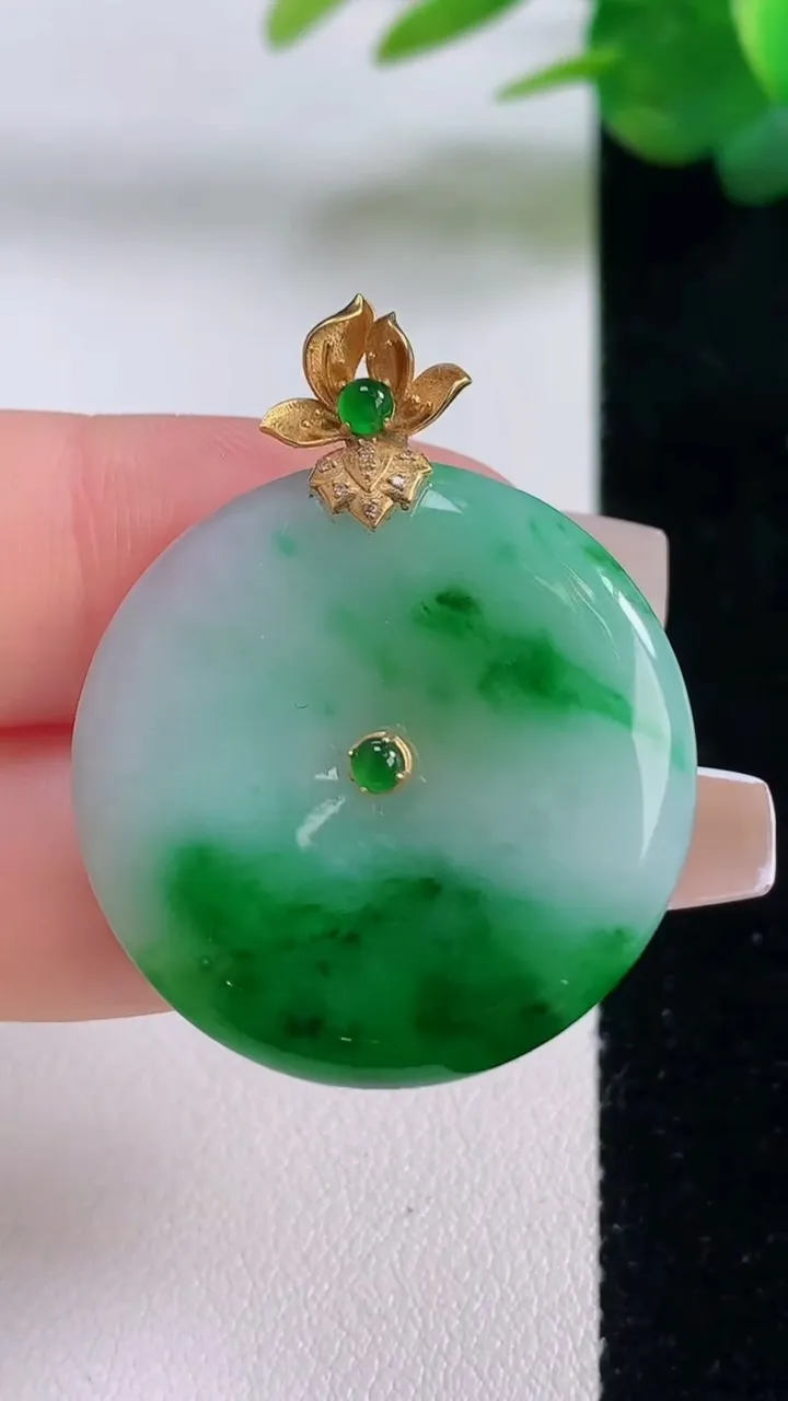 天然A货翡翠平安扣吊坠，尺寸28.8-5.4，重量:10.50g
12月6日