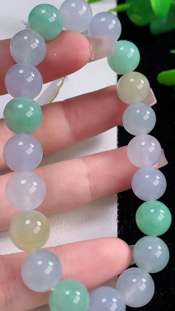 天然A货翡翠三彩圆珠手串，尺寸10-20颗，重量:35.69g12月6日
工厂直销收藏佳品,种好水足，色泽均匀，有种有色，上手高大气！