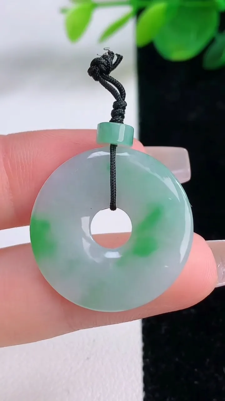 天然A货翡翠平安环吊坠，尺寸24.8-2.8，重量:4.40g
12月6日