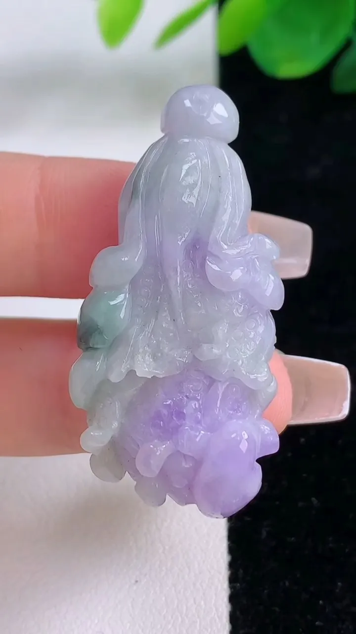 天然A货翡翠紫罗兰白菜吊坠，尺寸43.3-20.8-10.8，重量:15.15g
12月6日