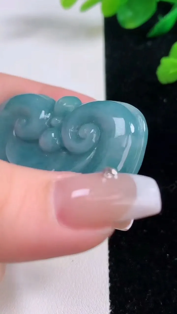 天然A货翡翠蓝水如意头吊坠，尺寸39-52-8，重:36.01g
12月6日