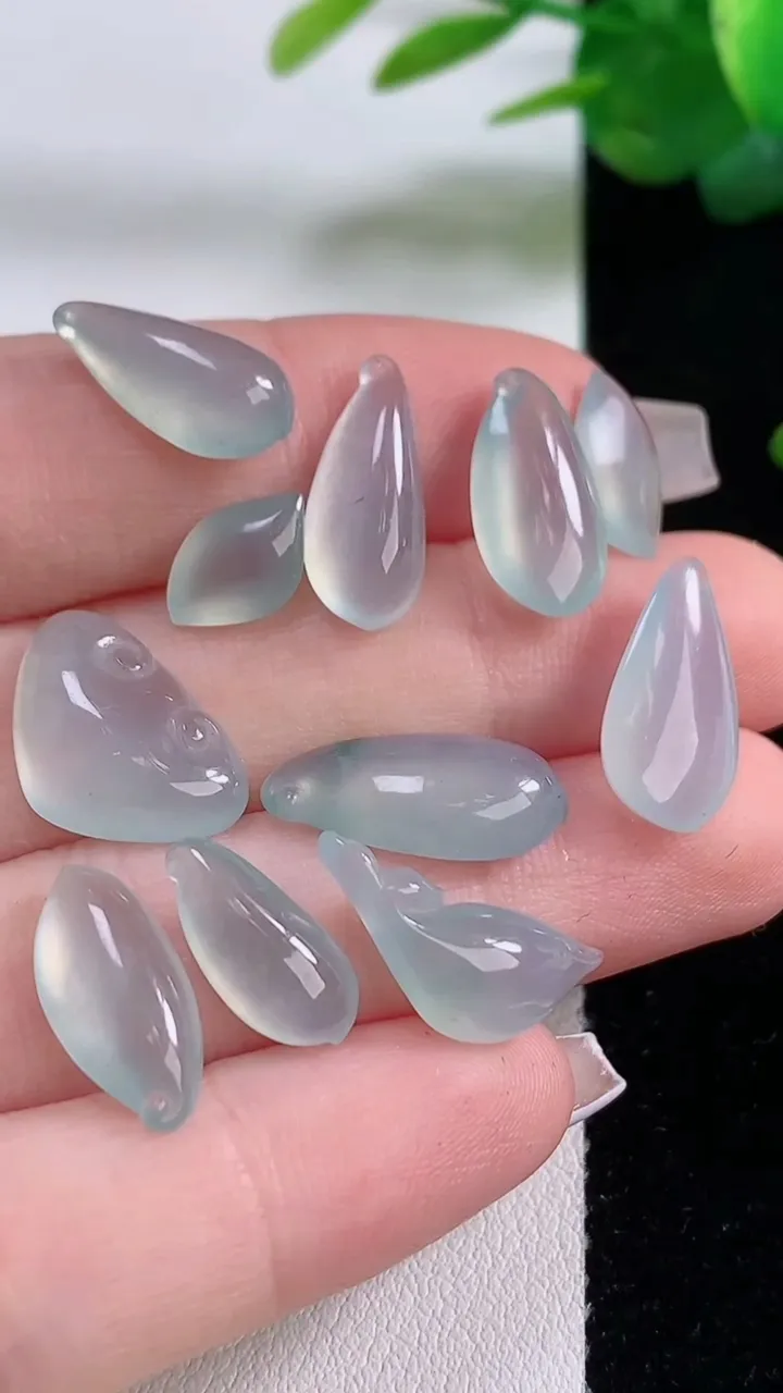 天然A货翡翠冰种飘花福瓜镶嵌件一手，尺寸16-7-4，重量:9.16g
12月6日