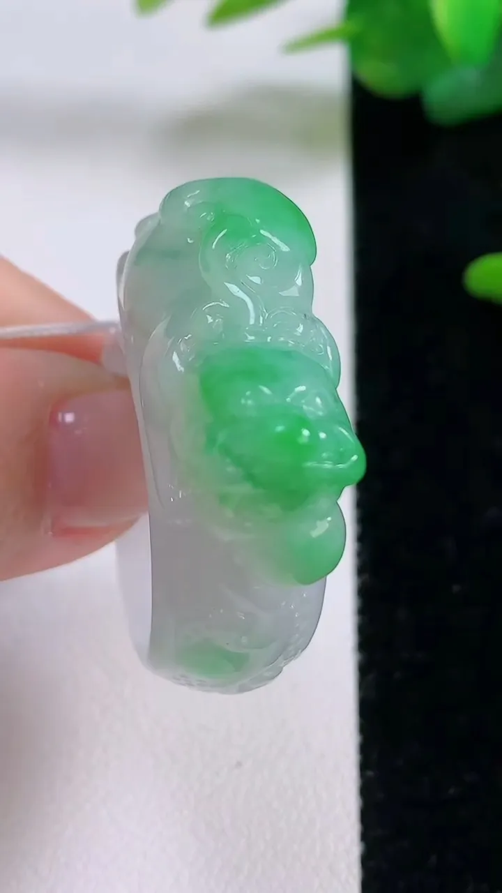 天然A货翡翠貔貅指环扳指，尺寸22.6-31-12.2-13.6，重量:21.46g2025年12月6日
工厂直销收藏佳品,种好水足，色泽均匀，有种有色，上手高大气！