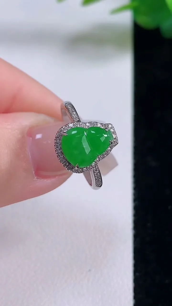 天然A货翡翠葫芦戒指，尺寸17.5-9-6.9-5.8，重量:2.35g2025年12月6日
工厂直