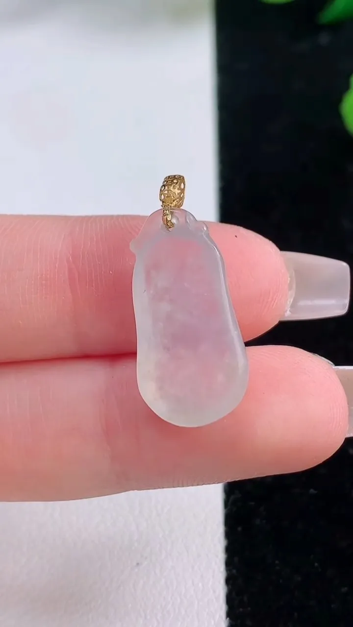 天然A货翡翠种白冰福瓜吊坠，尺寸21.7-11-5.3，重:2.26g
12月6日
