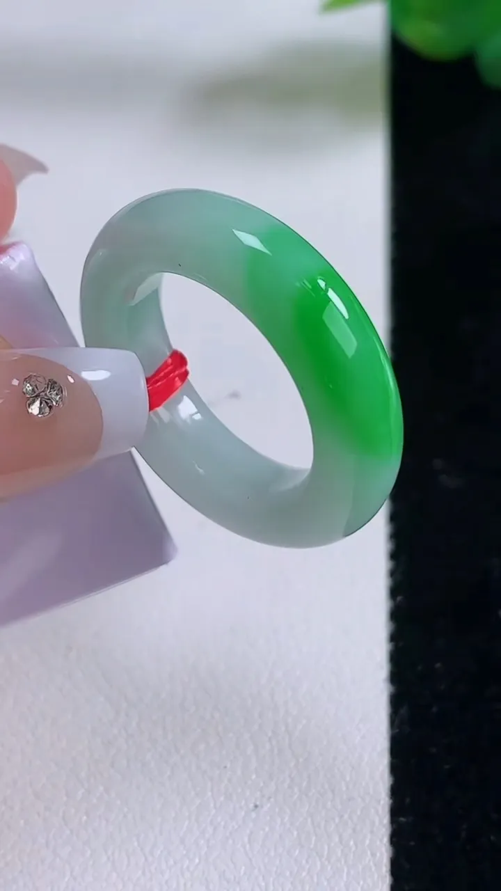 天然A货翡翠指环戒指，尺寸17.5-5.6-4.6，重量:7.44g2025年12月6日
工厂直销收藏佳品,种好水足，色泽均匀，有种有色，上手高大气！