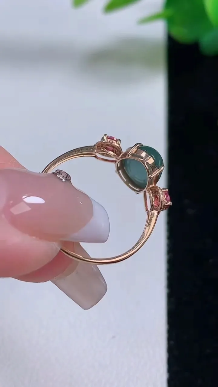 天然A货翡翠种飘花蛋面戒指，尺寸17.7-9.2-6.5-4.8，重量:1.34g2025年12月6日
工厂直销收藏佳品,种好水足，色泽均匀，有种有色，上手高大气！