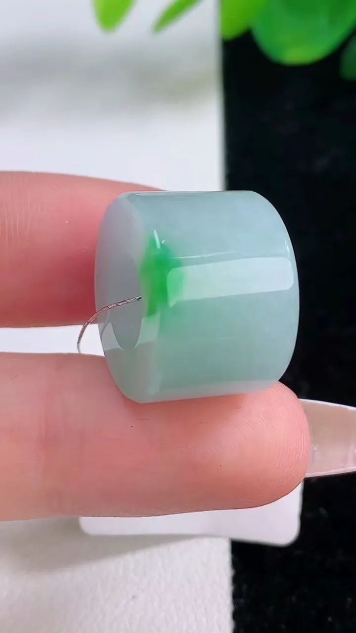 天然A货翡翠路路通吊坠，尺寸17.8-12.8，重量:9.60g
12月6日