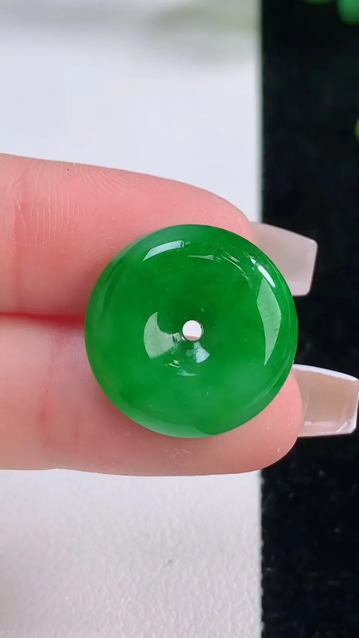 天然A货翡翠平安扣吊坠，尺寸19-5.5，重量:4.41g
12月6日