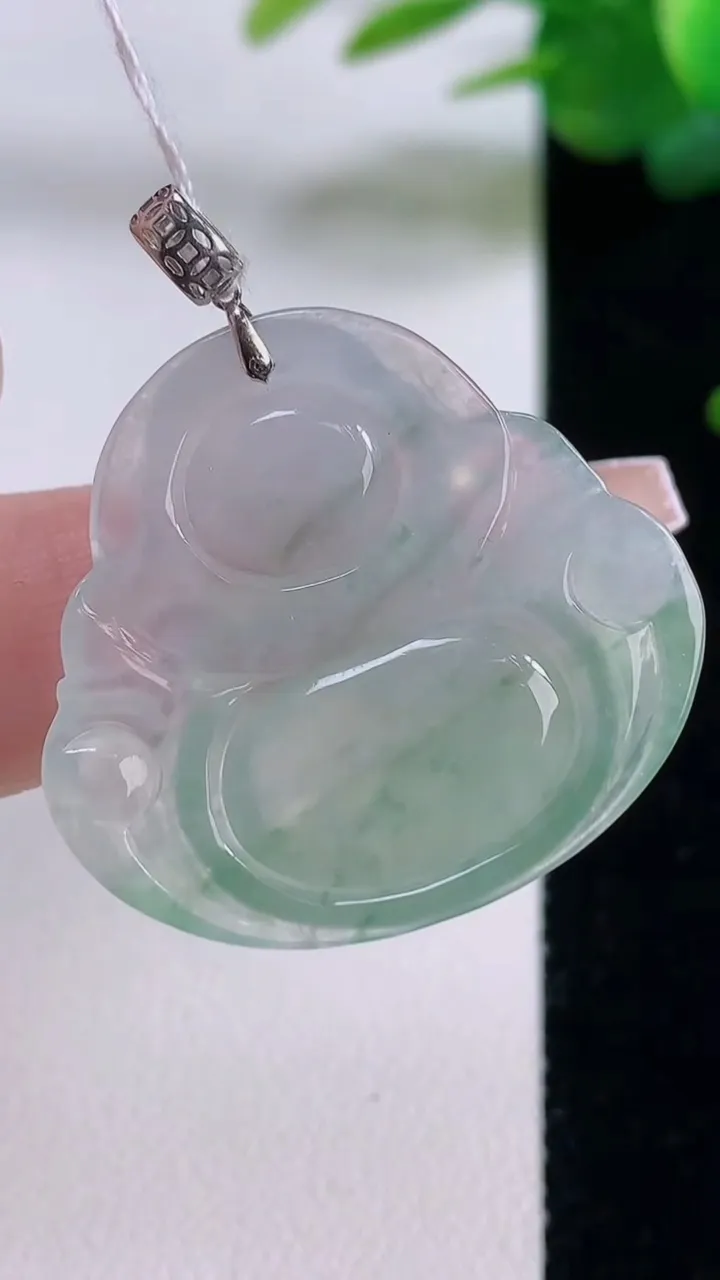 天然A货翡翠种飘花佛公吊坠，尺寸28.7-30.6-5.8，重量:8.26g
12月6日