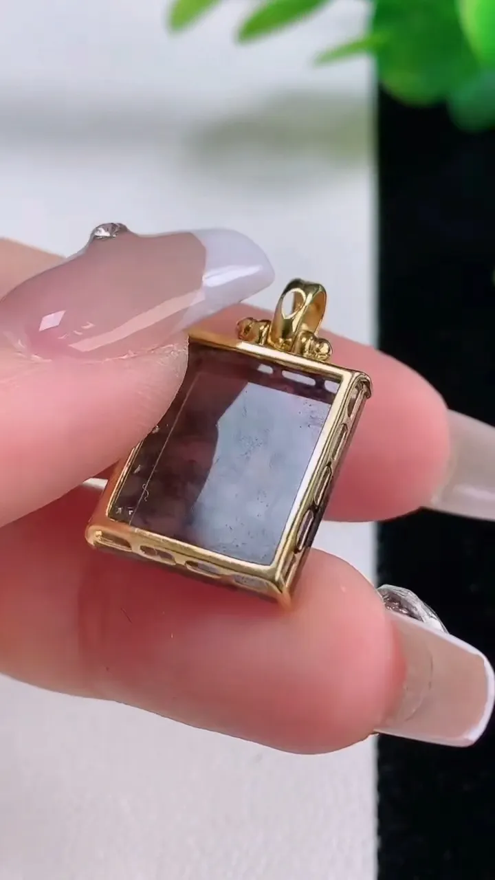 天然A货翡翠18K金乌鸡种无事牌吊坠，尺寸16.8-14-4.5，重量:2.55g
12月6日