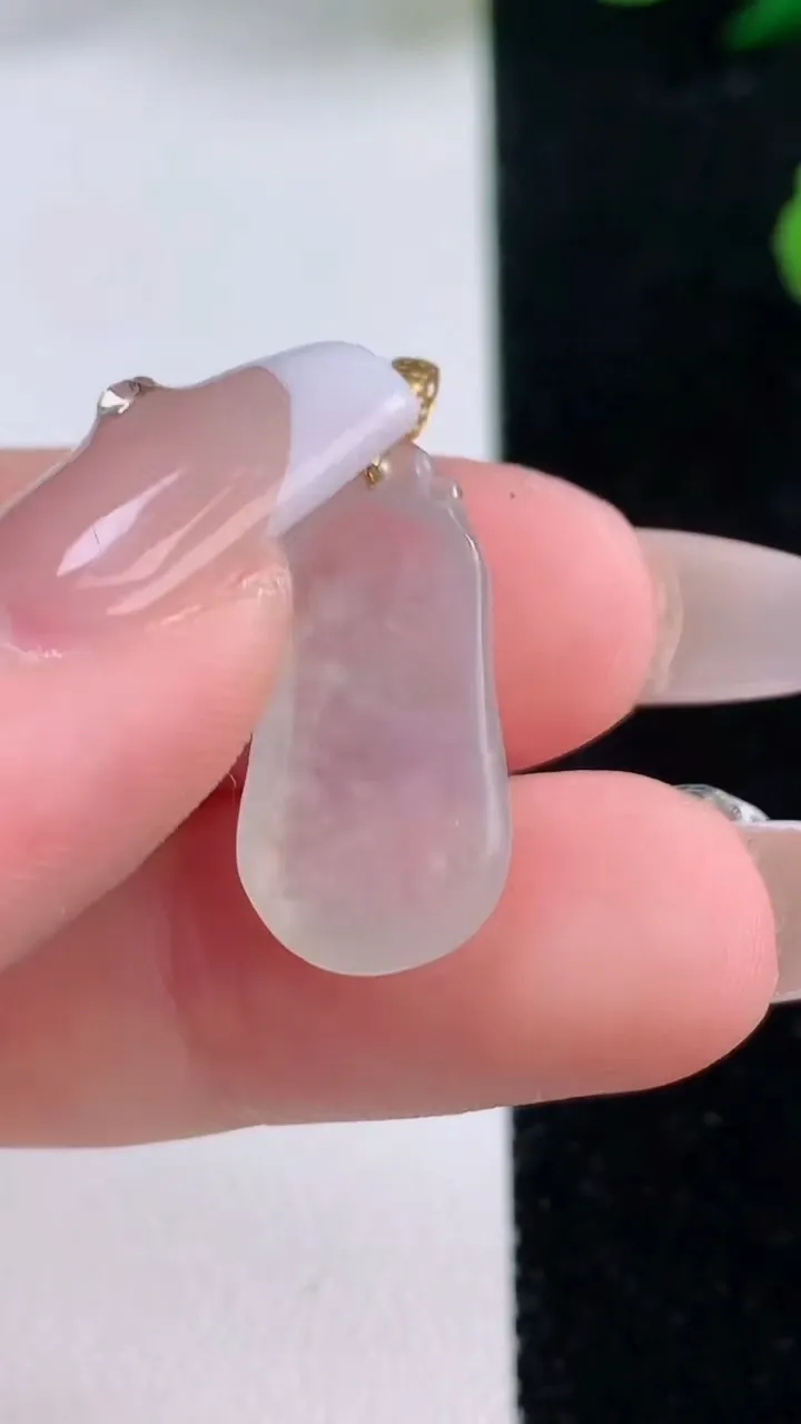 天然A货翡翠种白冰福瓜吊坠，尺寸21.7-11-5.3，重:2.26g
12月6日