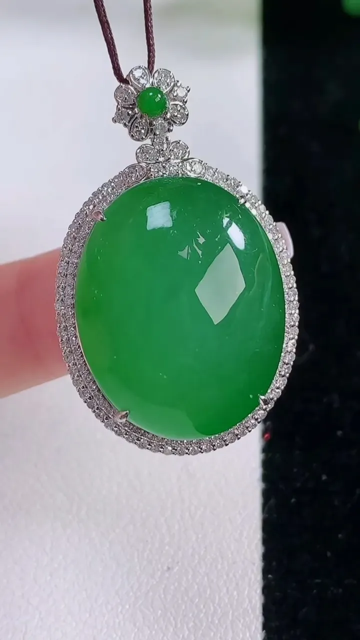 天然A货翡翠蛋面吊坠，尺寸37.3-23-12.7，裸石24.5-19.2重量:13.46g
12月