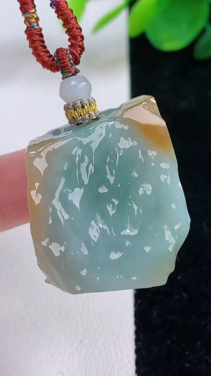 天然A货翡翠双彩原石吊坠，尺寸32.4-28-9.7，重量:21.60g
12月6日