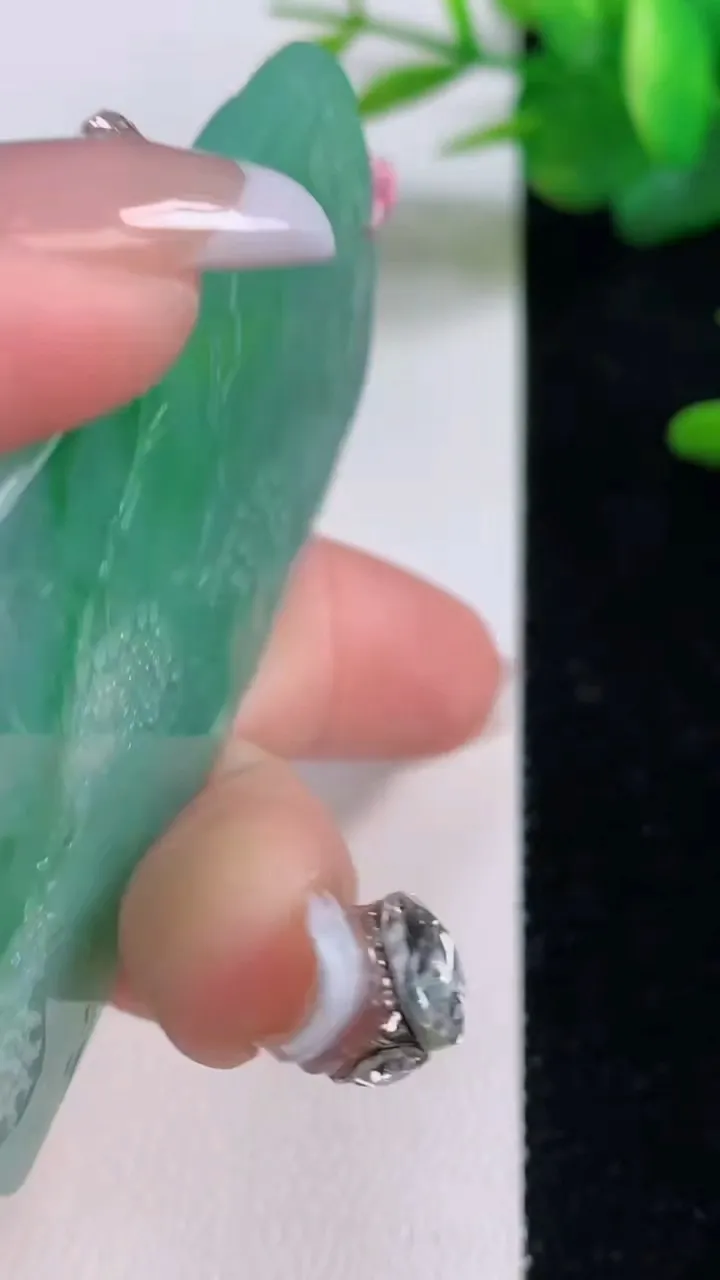 天然A货翡翠山水牌吊坠，尺寸65.3-37.4-4，重量:28.92g
12月6日