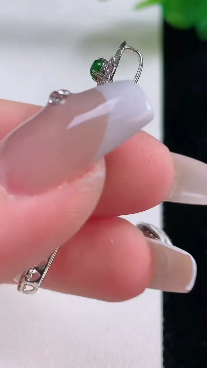 天然A货翡翠福豆吊坠，尺寸37.2-11.8-8，裸石24.4-8.4重量:3.57g
12月6日