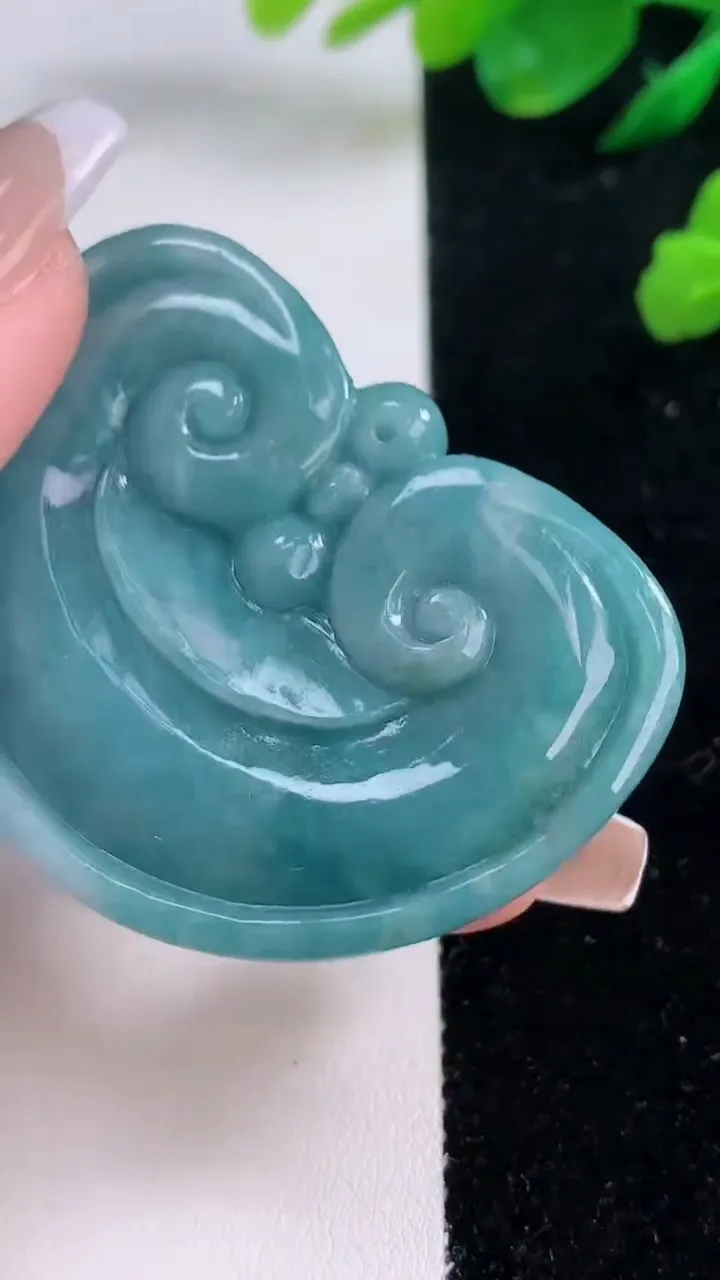 天然A货翡翠蓝水如意头吊坠，尺寸39-52-8，重:36.01g
12月6日