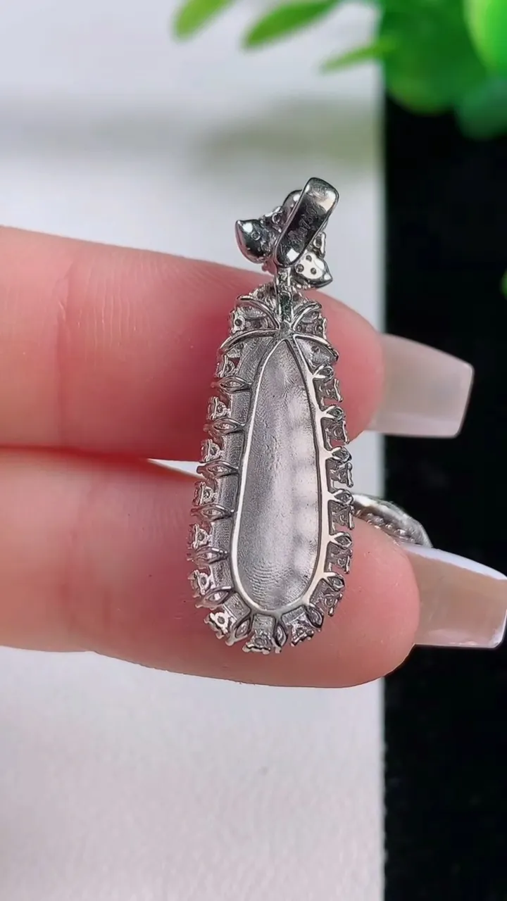 天然A货翡翠福瓜吊坠，尺寸32-11.3-6.6，裸石19.7-7.4重量:3.25g
12月6日