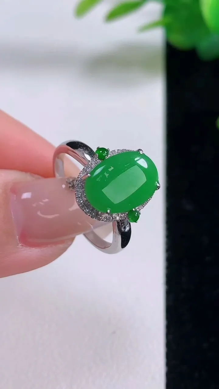 天然A货翡翠蛋面戒指，尺寸17.5-11.5-7.8-7.5，重量:4.30g2025年12月6日
工厂直销收藏佳品,种好水足，色泽均匀，有种有色，上手高大气！