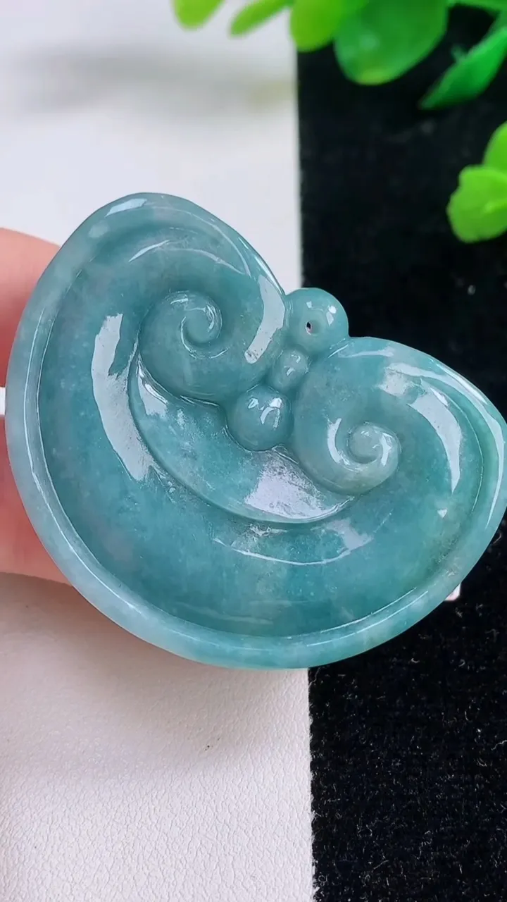 天然A货翡翠蓝水如意头吊坠，尺寸39-52-8，重:36.01g
12月6日