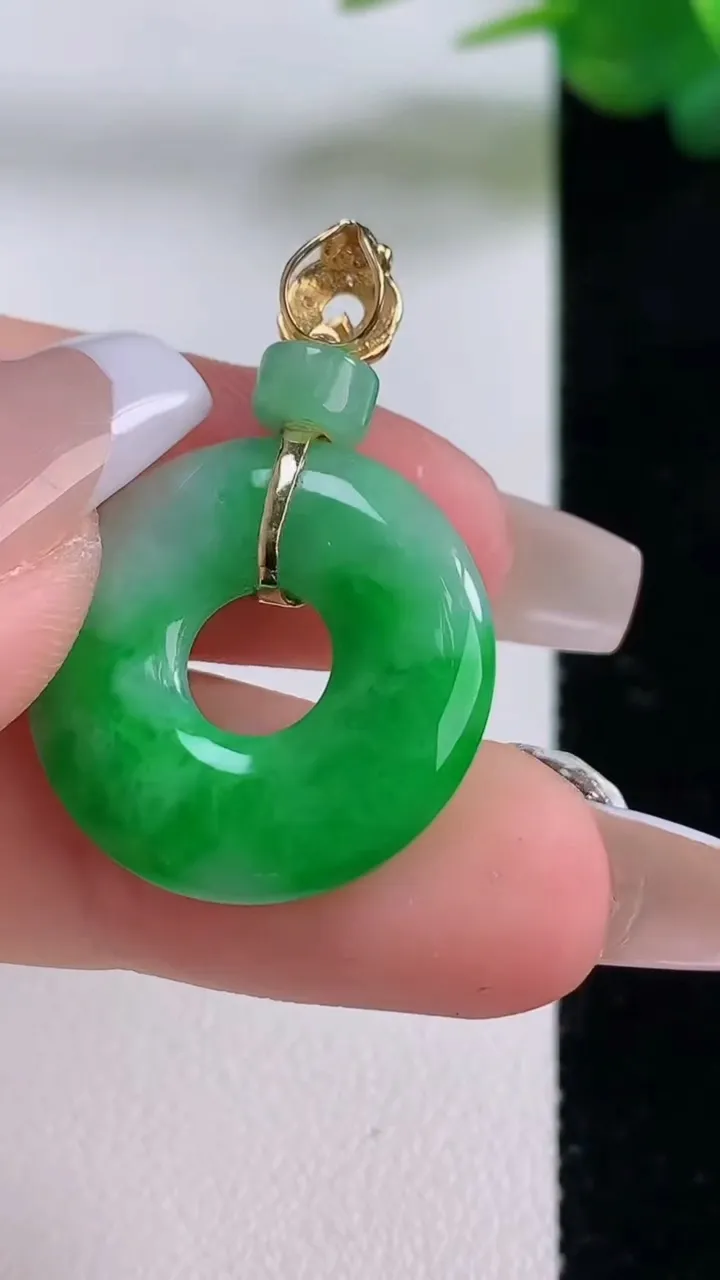 天然A货翡翠平安环吊坠，尺寸21.8-3.8，重量:4.72g
12月6日