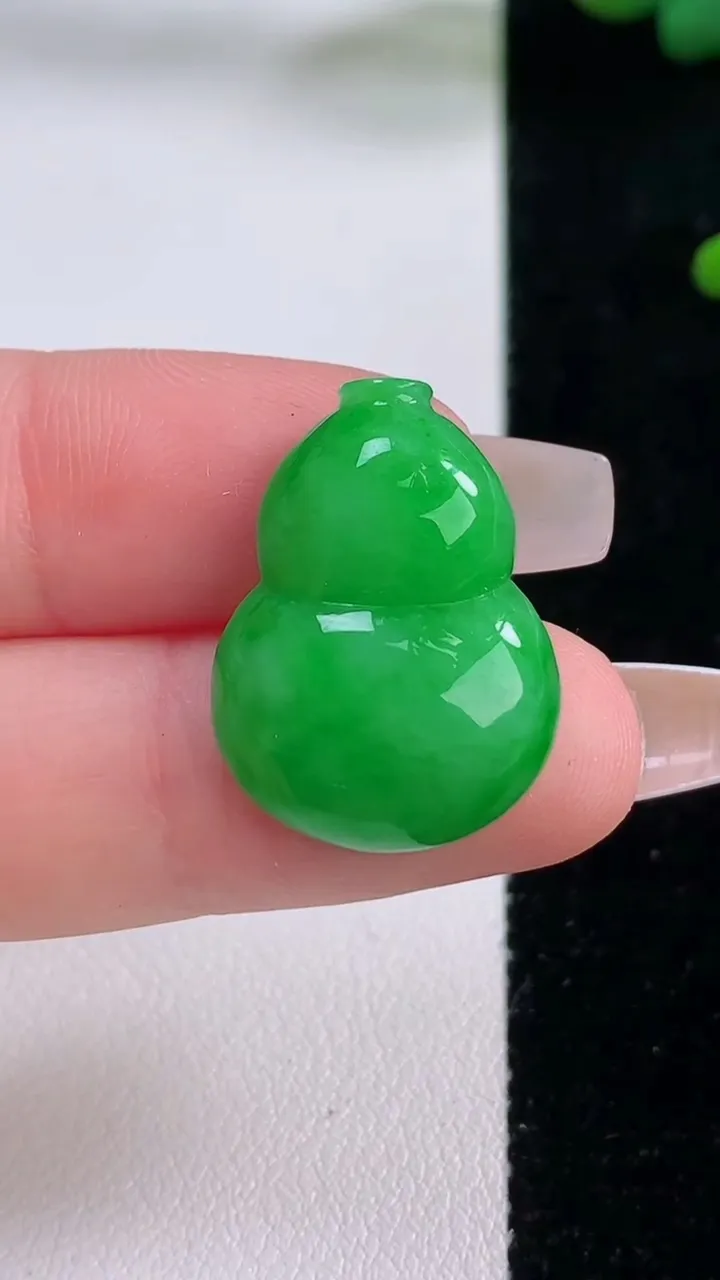 天然A货翡翠葫芦镶嵌件，尺寸22.8-17-5.6，重量:3.94g
12月6日