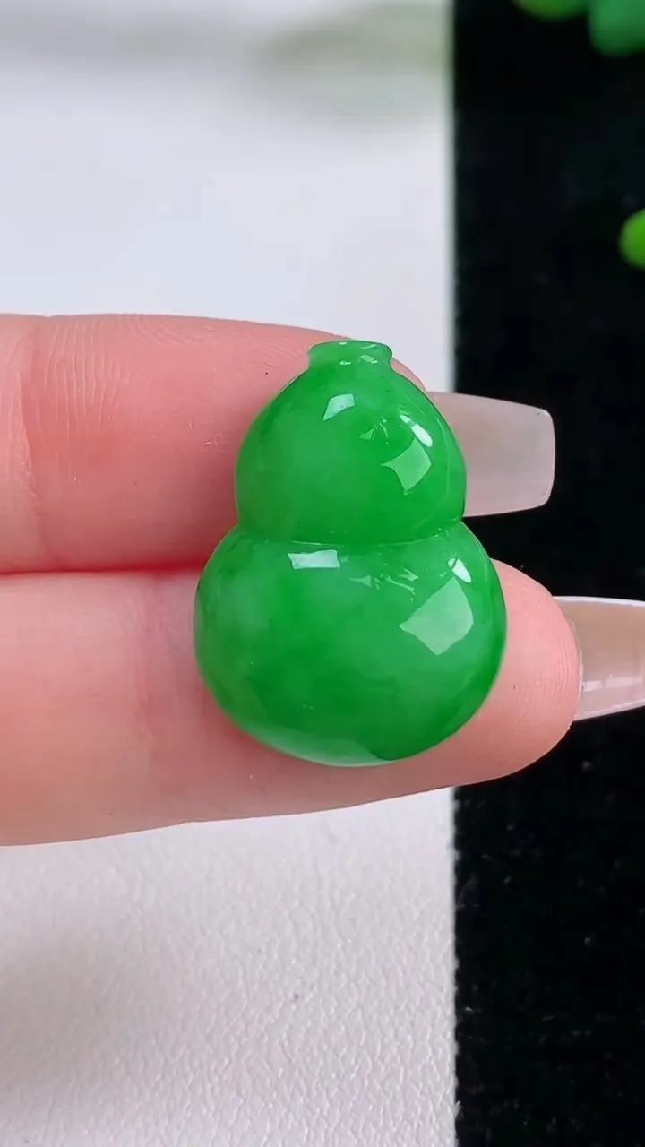 天然A货翡翠葫芦镶嵌件，尺寸22.8-17-5.6，重量:3.94g
12月6日