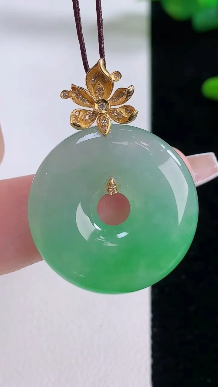 天然A货翡翠平安扣吊坠，尺寸25.3-5.9，重量:8.80g
12月6日