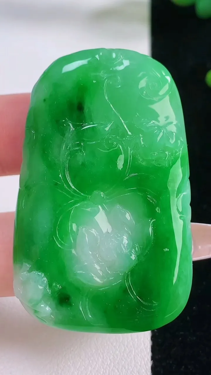 天然A货翡翠和和美美 呱呱来财吊坠，尺寸50.2-31.6-4.8，重量:18.81g
12月6日