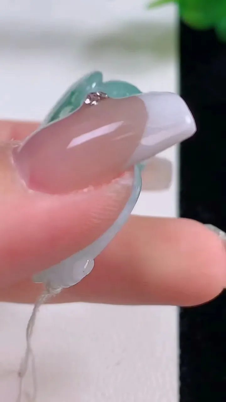 天然A货翡翠飘花貔貅吊坠，尺寸37.2-22.4-12，重量:21.35g
12月6日