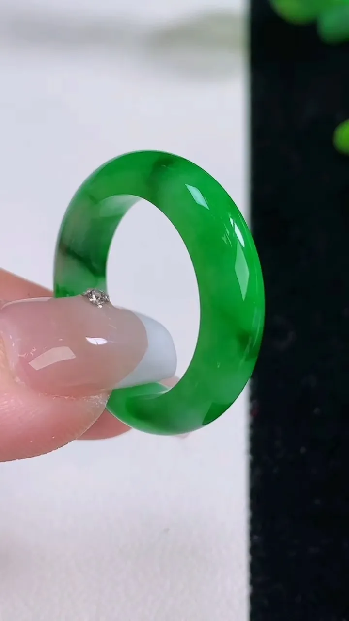 天然A货翡翠指环戒指，尺寸19.7-5.4-3.5，重量:5.08g2025年12月6日
工厂直销收藏佳品,种好水足，色泽均匀，有种有色，上手高大气！