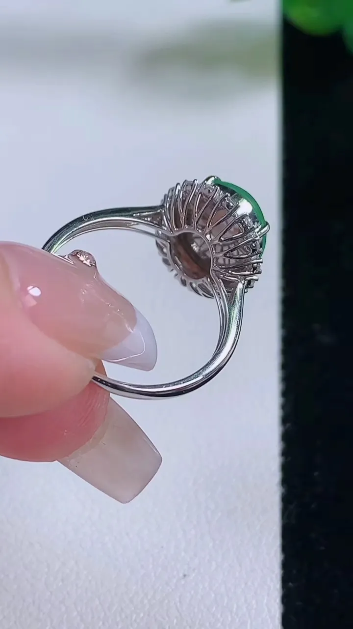 天然A货翡翠蛋面戒指，尺寸18-10.8-9.2-8.3，重量:2.95g2025年12月6日
工厂直销收藏佳品,种好水足，色泽均匀，有种有色，上手高大气！