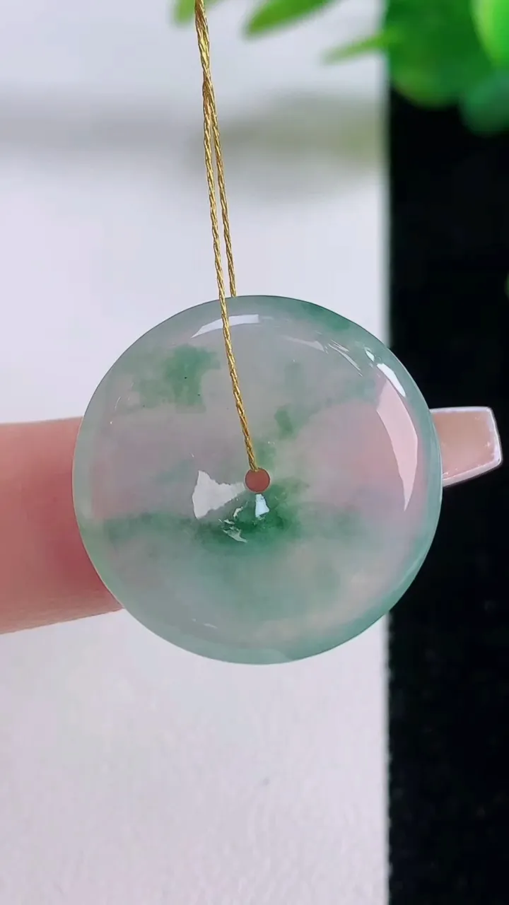 天然A货翡翠冰种飘花平安扣吊坠，尺寸22.6-4.6，重量:5.01g
12月6日