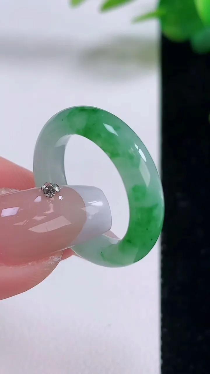 天然A货翡翠指环戒指，尺寸17.7-5-3.3，重量:3.84g2025年12月6日
工厂直销收藏佳品,种好水足，色泽均匀，有种有色，上手高大气！