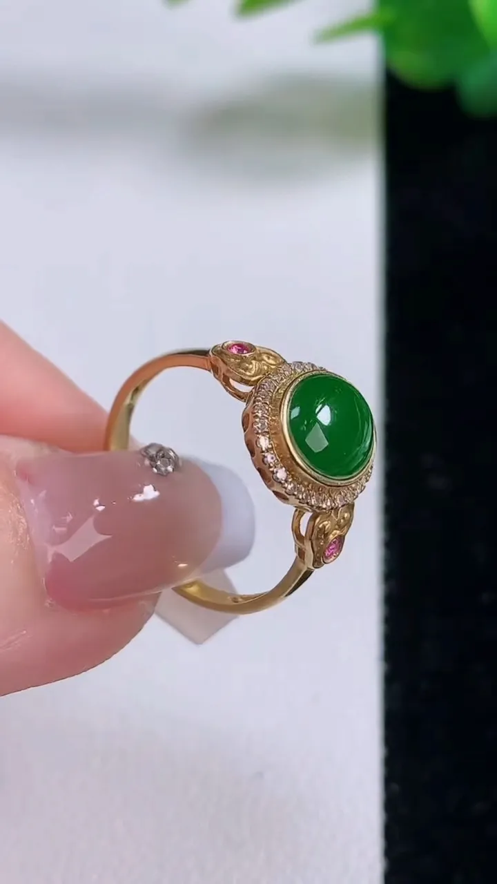 天然A货翡翠蛋面戒指，尺寸17.7-8.2-7.4-4.5，重量:2.49g2025年12月6日
工厂直销收藏佳品,种好水足，色泽均匀，有种有色，上手高大气！
