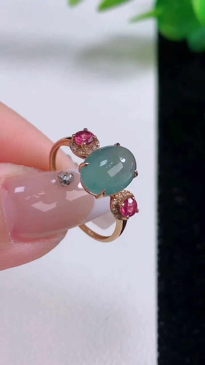 天然A货翡翠种飘花蛋面戒指，尺寸17.7-9.2-6.5-4.8，重量:1.34g2025年12月6日
工厂直销收藏佳品,种好水足，色泽均匀，有种有色，上手高大气！