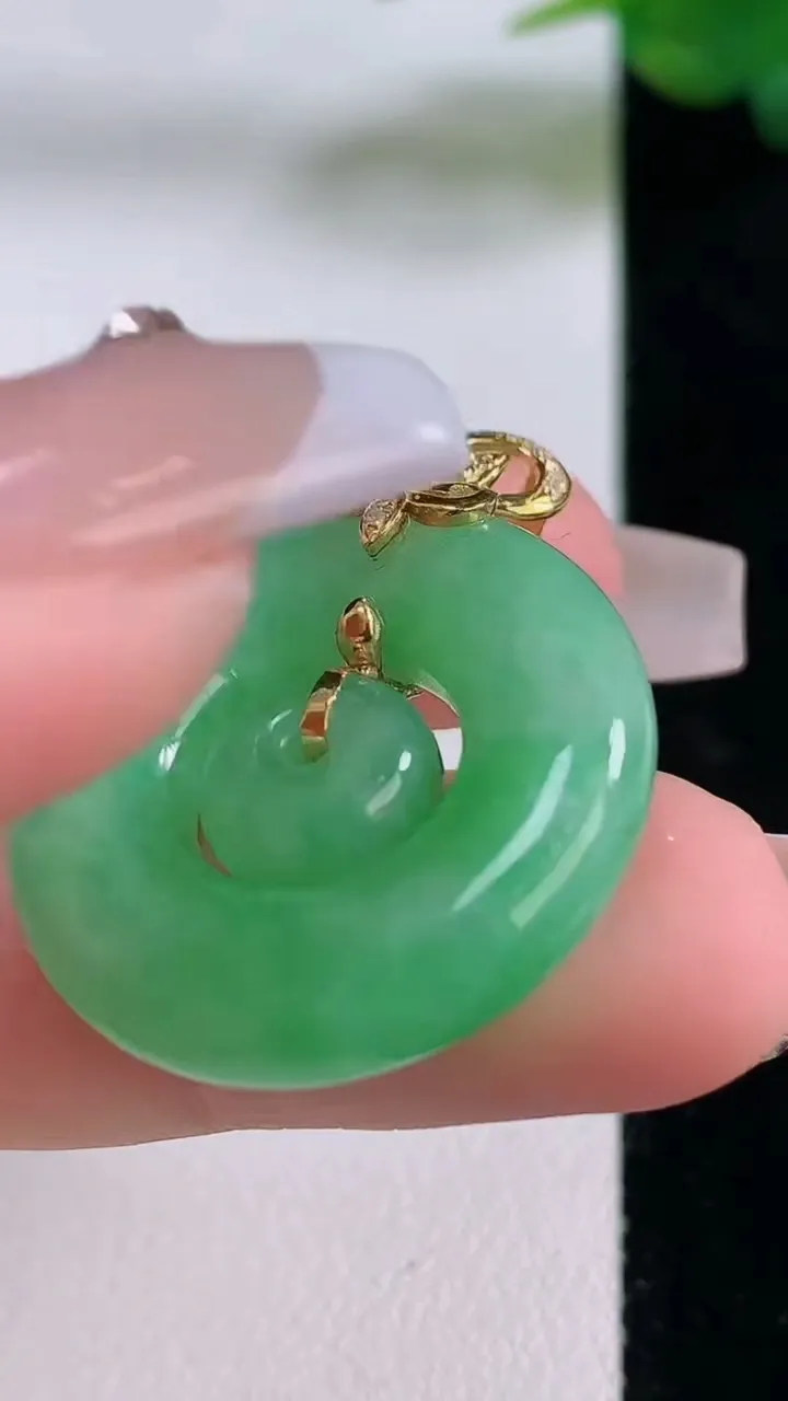 天然A货翡翠母子平安扣吊坠，尺寸25-5.8，重量:8.44g
12月6日