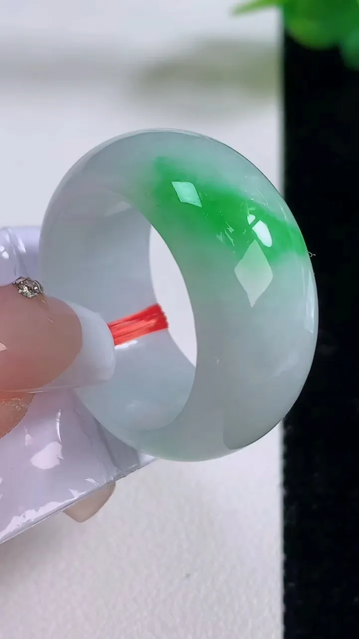 天然A货翡翠指环扳指，尺寸20.6-11.7-4.4，重量:14.43g2025年12月6日
工厂直销收藏佳品,种好水足，色泽均匀，有种有色，上手高大气！