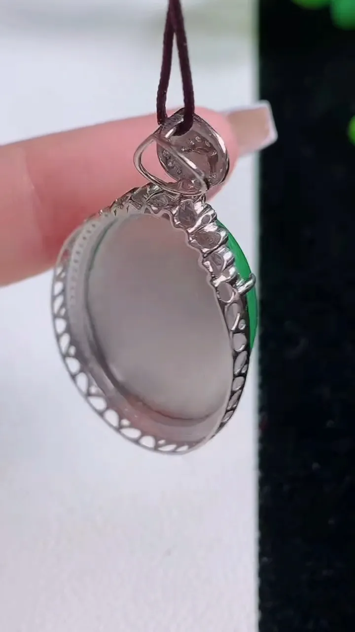 天然A货翡翠蛋面吊坠，尺寸39-21.8-11.3，裸石26.4-18.5重量:10.51g
12月6日