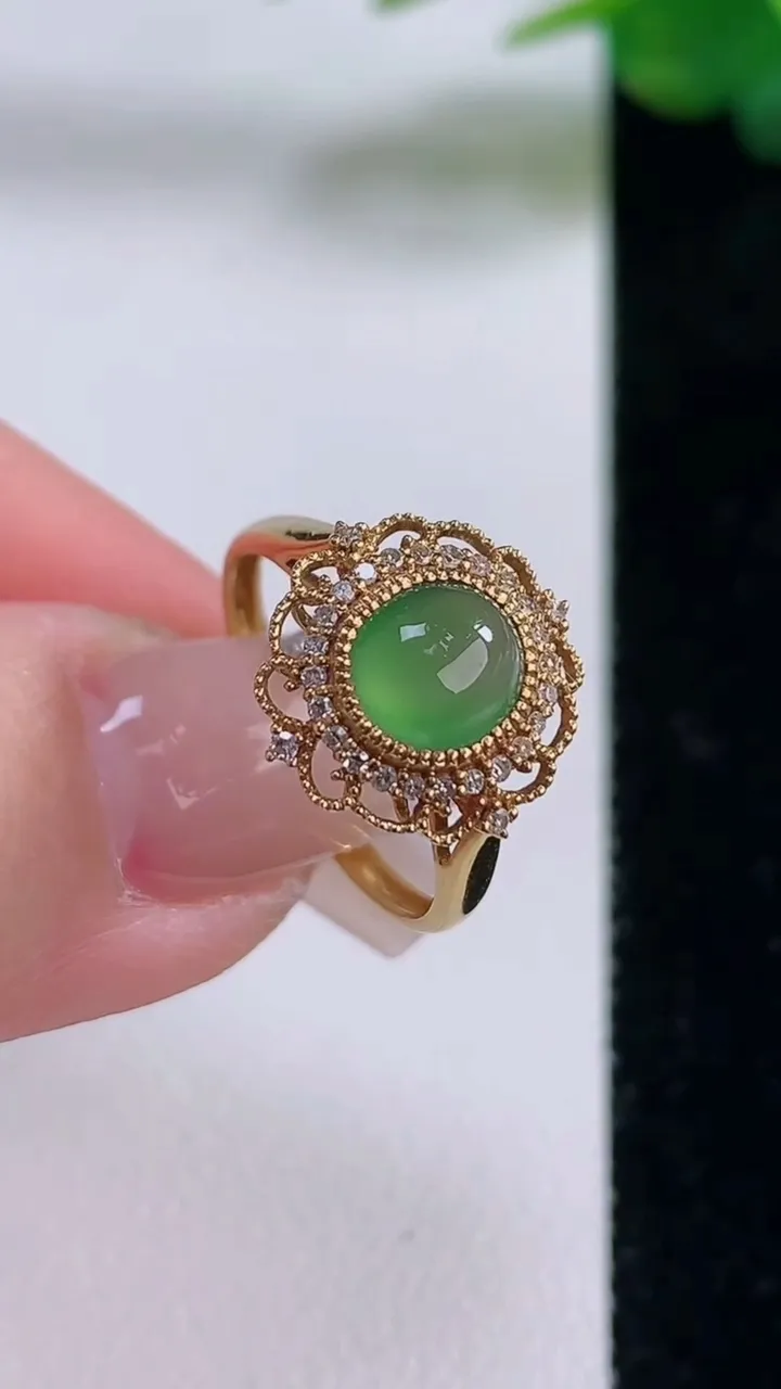 天然A货翡翠蛋面戒指，尺寸17.2-6.6-5.6-6.5，重量:2.46g2025年12月6日
工